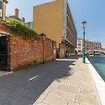 Domus With Two Terraces And Canal View In Dorsoduro