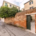 アパート Domus With Two Terraces And Canal View In Dorsoduro ヴェネツィア