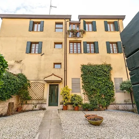 Domus With Two Terraces And Canal View In Dorsoduro *