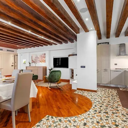 Domus With Two Terraces And Canal View In Dorsoduro Venezia