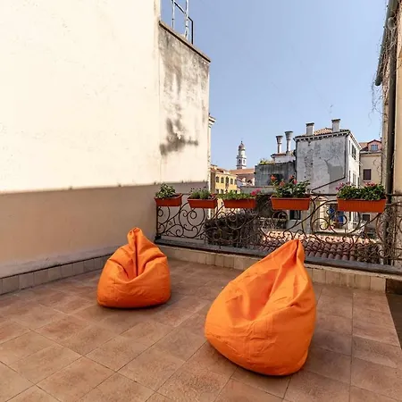 Domus With Two Terraces And Canal View In Dorsoduro *