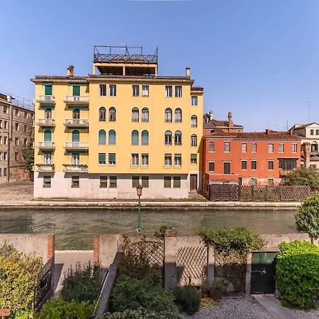 Domus With Two Terraces And Canal View In Dorsoduro Appartamento *