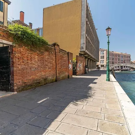 Domus With Two Terraces And Canal View In Dorsoduro