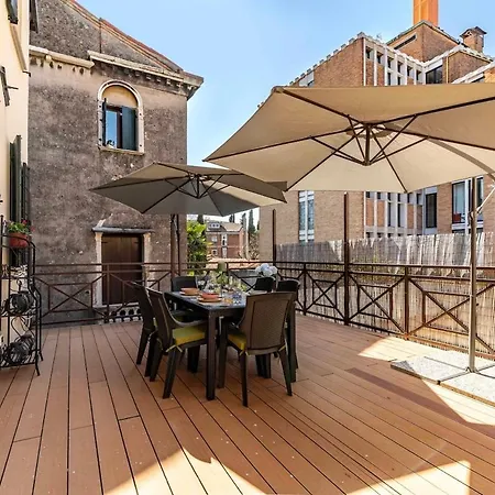 Appartamento Domus With Two Terraces And Canal View In Dorsoduro *
