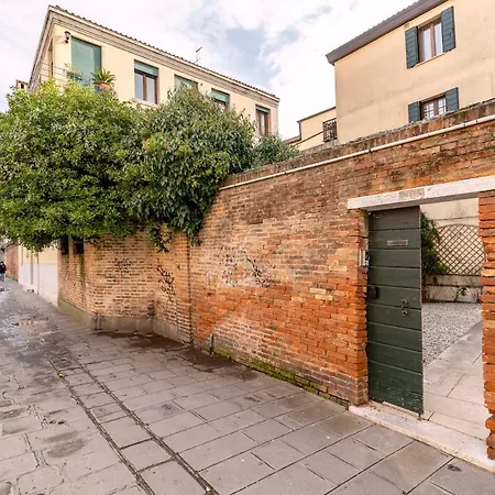 Appartamento Domus With Two Terraces And Canal View In Dorsoduro Venezia
